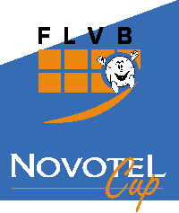 Smashy integriert in das Logo des Luxemburger Verbands (ein angedeutetes Volleyball-Netz mit den BUchstaben FLVB) sowie dem Schriftzug der Novotel-Hotelkette.